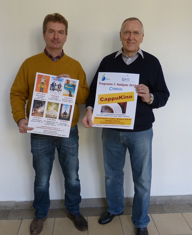 Volker Falkenstein von der Stadt Bruchsal und Dieter Müller, der NAIS AG präsentieren den neuen CappuKino-Flyer (von links).